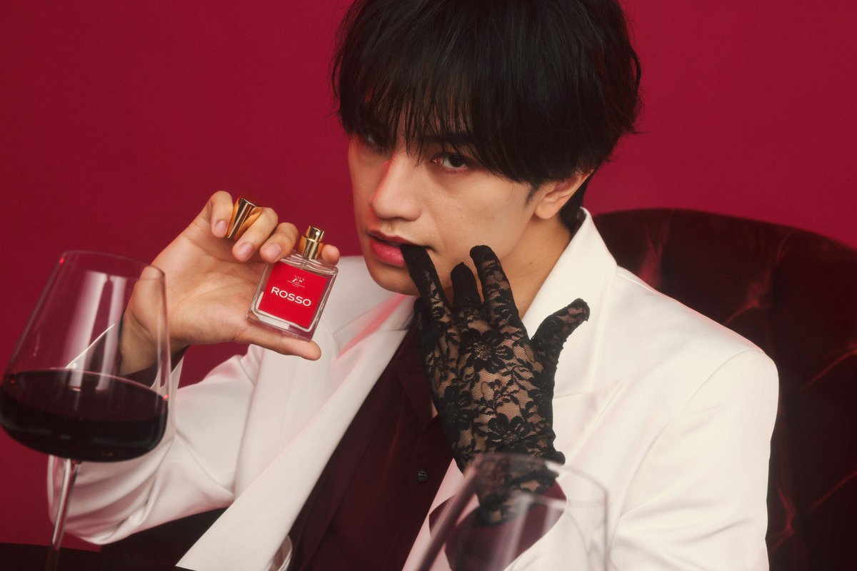 oricon's tweet photo. 中島健人の夏の楽曲が“香水”に
「KENTY FRAGRANCE」第2弾発売💛
⠀
💬ケンティーコメント
https://t.co/7UKvaVb9pQ
⠀
🌻第2弾で展開
「Hey!! Summer Honey」「jealous」「ROSSO」 https://t.co/8xsZRKJU5U
