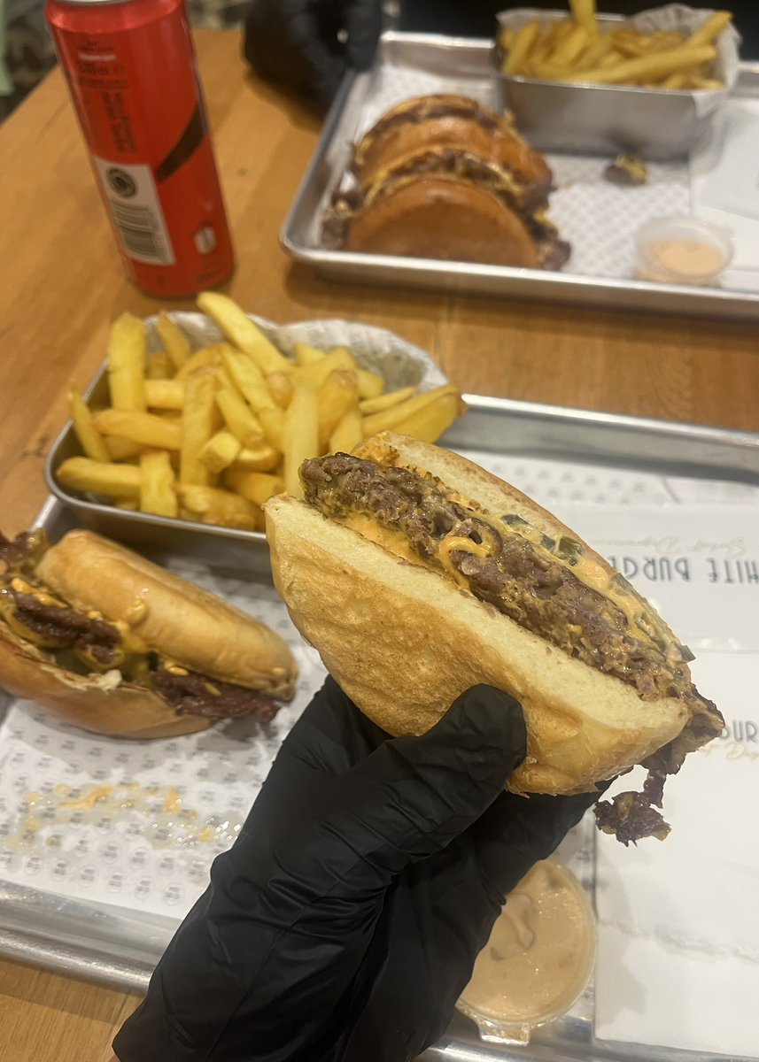 cemostly's tweet photo. Devamm her ay 1 hamburgerci https://t.co/pEVbUeMWHt