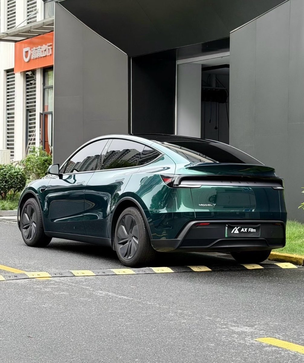 TeslaNewswire's tweet photo. Tesla Model Y in Dark Emerald https://t.co/hh1pTRfiTW