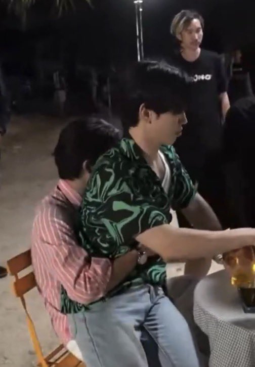 0408me_'s tweet photo. โลกเตนิวคือโลกของความย้อนแย้ง

- เตไม่เคยกอดนิวเลย แต่เบื้องหลังออกมาทีไรมีแต่ภาพทั้งกอดทั้งหอม
- ปะป๊าไทยแท้ พ่อพ่อมีเชื้อจีน
- เรียกหลานว่า “ยัย”ซัง แต่หลานเป็นผู้ชาย
-แม่ยายที่ชังลูกเขย แต่เวลาอยู่ด้วยกันเข้ากันดี๊ดี
- ปากบอกอยู่เพื่อลูก แต่ตัวติดกันตลอดเวลา
- ไม่ได้ชอบก่อน = ชอบมาก

แต่รวมกันอยู่แล้วโคตรลงตัวและโคตรน่ารัก