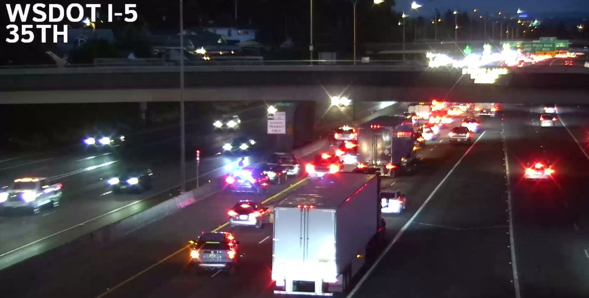 wsdot_southwest's tweet photo. 🚧HEADS UP SB I-5 TRAVELERS IN #VanWa
Two collisions are causing some delays on SB I-5 in Vancouver.
One collision has moved to the left shoulder near SR 500 (MP 2) and another is blocking the right and center lanes near Mill Plain (MP 1).
Use caution through the area. https://t.co/65N0YnERZK
