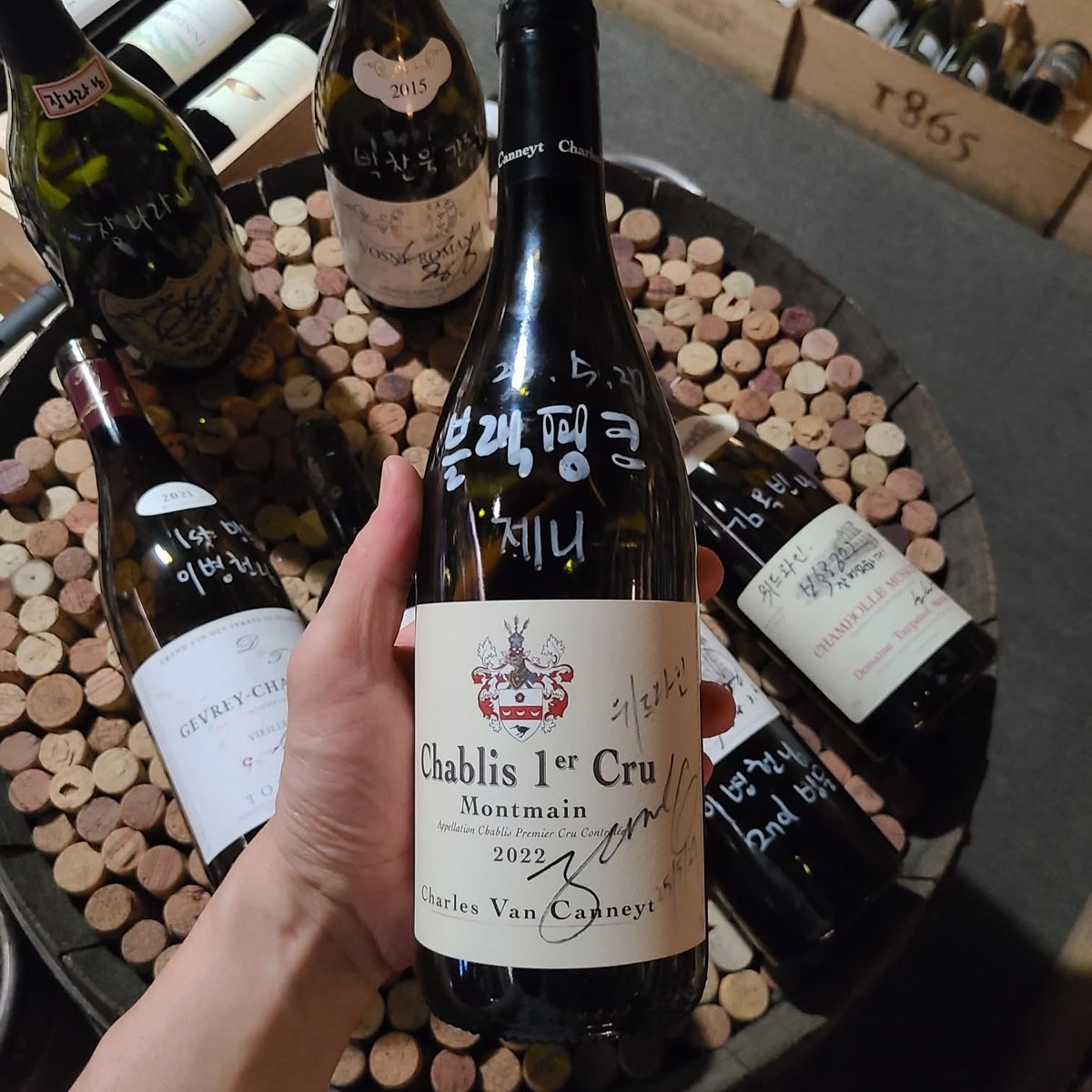 tjruby_'s tweet photo. เจนนี่ไปทานอาหารที่ร้าน With Wine ที่อิลซาน (ตั้งแต่ 2025.5.27) น้องดื่มไวน์ Charles Van Canneyt Montmains Chablis 1er Cru 2022 และได้ไซน์บนขวดไวน์ที่ดื่มให้กับทางร้านด้วย #JENNIE https://t.co/gnDyu92zTz