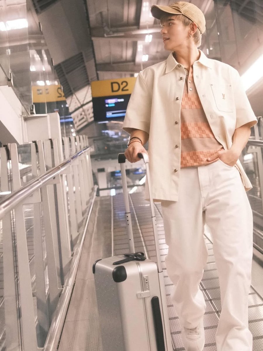 FourthOfficiall's tweet photo. IG Post Update [22062026] : marieclairetw

FOURTH FOH LV OFF TO PARIS
#LVMenSS27 #LouisVuitton
#LouisVuittonxFourth @tawattannn 
#Fourthnattawat #โฟร์ทณัฐวรรธน์

#MC時裝週 巴黎男裝週準備開始❤️‍🔥王嘉爾 @ jacksonwang852g7 ,J-hope @ uarmyhope ,施柏宇 @ patrick8589 ,平野紫耀 @ sho_h_desyo ,泰星Fourth @tawattannn 和魏浚笙 @ jeffreyngai 已率先啟程，即將現身於台灣時間6月24號凌晨3點揭幕的路易威登 @LouisVuitton 2027春夏巴黎男裝大秀.
​追蹤 @ marieclairetw 時髦好玩的都在這.