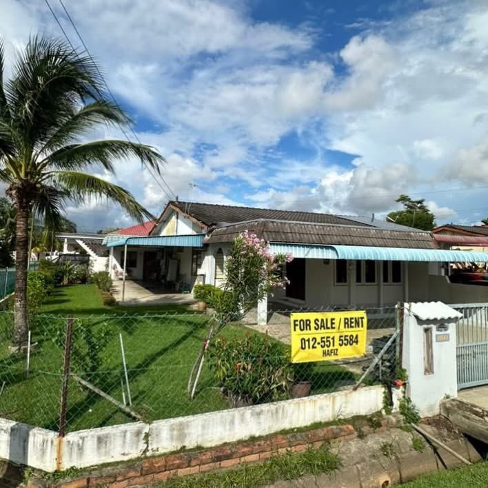 asrulmm's tweet photo. This is the house I grew up in Taman Golf, Alor Setar. Now it’s for sale. It’s sad but change is the most consistent thing in life. Due to old age and health reasons, our parents are moving to Klang Valley so they’ll be closer to me and my siblings.

If anyone interested or if you have any queries, you can call the number on the signage. Whoever the new owner is, I hope you’ll love the house as much as we did
