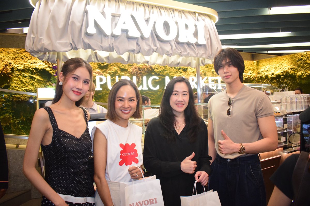 STARSOCIETY_TH's tweet photo. 🍪✨ "ดัง–ณัฎฐ์ฐชัย" เปิด NAVORI Pop-Up Store สาขาแรกที่ห้างสรรพสินค้าเซ็นทรัลชิดลม ถ่ายทอดความรักของครอบครัวผ่านขนมโฮมเมด
📍 NAVORI Pop-Up Store สาขาแรก
📅 17 มิถุนายน – 16 กรกฎาคม 2569
📍 ห้างสรรพสินค้าเซ็นทรัลชิดลม
ร่วมสัมผัสเรื่องราว ความตั้งใจ และความอบอุ่นที่ถูกถ่ายทอดผ่านทุกชิ้นขนมจาก NAVORI ได้แล้ววันนี้
#NAVORI
#DunkNatachai
#NAVORIPopupStore
#CentralChidlom #TheStoreOfBangkok 
“NAVORI” แบรนด์ขนมโฮมเมดของ “ดัง–ณัฎฐ์ฐชัย บุญประเสริฐ” ที่ร่วมสร้างสรรค์กับครอบครัว จากจุดเริ่มต้นเล็ก ๆ ด้วยความรักในการทำขนมให้คนในบ้านได้รับประทาน ก่อนจะส่งต่อเป็นของฝากให้ญาติและคนใกล้ชิด จนพัฒนากลายเป็นธุรกิจที่ตั้งใจส่งมอบขนมคุณภาพดี ด้วยวัตถุดิบที่คัดสรรอย่างพิถีพิถัน ราวกับทำรับประทานกันเองภายในครอบครัว
ครั้งนี้ NAVORI ก้าวสู่หมุดหมายสำคัญ ด้วยการเปิด Pop-Up Store สาขาแรก ณ ห้างสรรพสินค้าเซ็นทรัลชิดลม โดย Pop-Up Store แห่งนี้ได้รับการออกแบบโดย “ดัง” ด้วยตัวเอง ใช้เวลากว่า 2–3 เดือนในการพัฒนาและเก็บรายละเอียด ก่อนจะออกมาเป็นพื้นที่ที่สะท้อนตัวตน ความตั้งใจ และความรักในการทำขนมได้อย่างสมบูรณ์แบบ พร้อมสร้างความตื่นเต้นให้กับเจ้าตัวเป็นอย่างมากเมื่อได้เห็นความฝันที่ตั้งใจไว้กลายเป็นจริง
🍪 ไฮไลต์ของร้านคือ “ขนมเปี๊ยะโฮมเมด” ที่รังสรรค์หลากหลายรสชาติ ทั้งไส้ไข่เค็มถั่ว นูเทลล่าพีนัทบัตเตอร์ เผือกนม และธัญพืช รวมถึงเมนูพิเศษตามฤดูกาล อาทิ ขนมเปี๊ยะไส้ข้าวเหนียวมะม่วง และ Mayongchid Cream Cheese Pie
นอกจากนี้ ยังมีเมนูโฮมเมดอีกมากมาย ไม่ว่าจะเป็น Ube Chewy Cookie, Butter Tteok, Brownie Bites, Brookies และ Cake Cans พร้อมเปิดตัวเมนูเครื่องดื่มใหม่ และขนมเปี๊ยะรสชาติใหม่อีก 8 รสชาติ ให้ได้ลิ้มลองเป็นครั้งแรกภายใน Pop-Up Store แห่งนี้