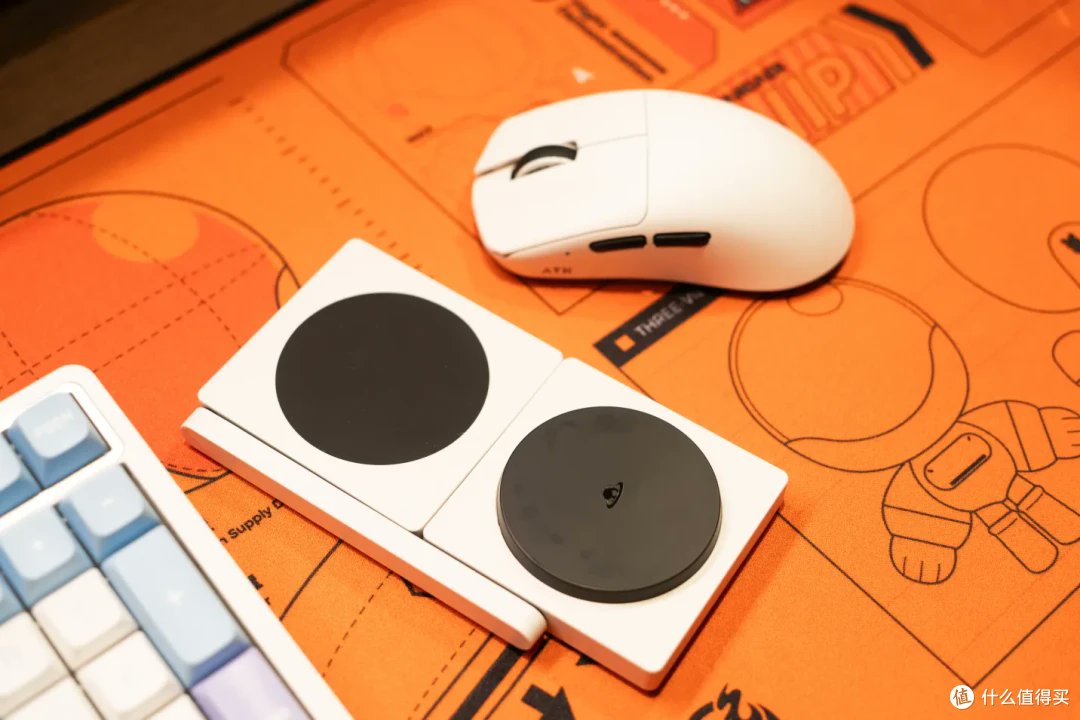 Pubg2201's tweet photo. Transform your workday with a clutter-free desk: 1 small plant, a wireless charger, and only the current document on hand = focus mode unlocked. https://t.co/8Eev3JMRhn