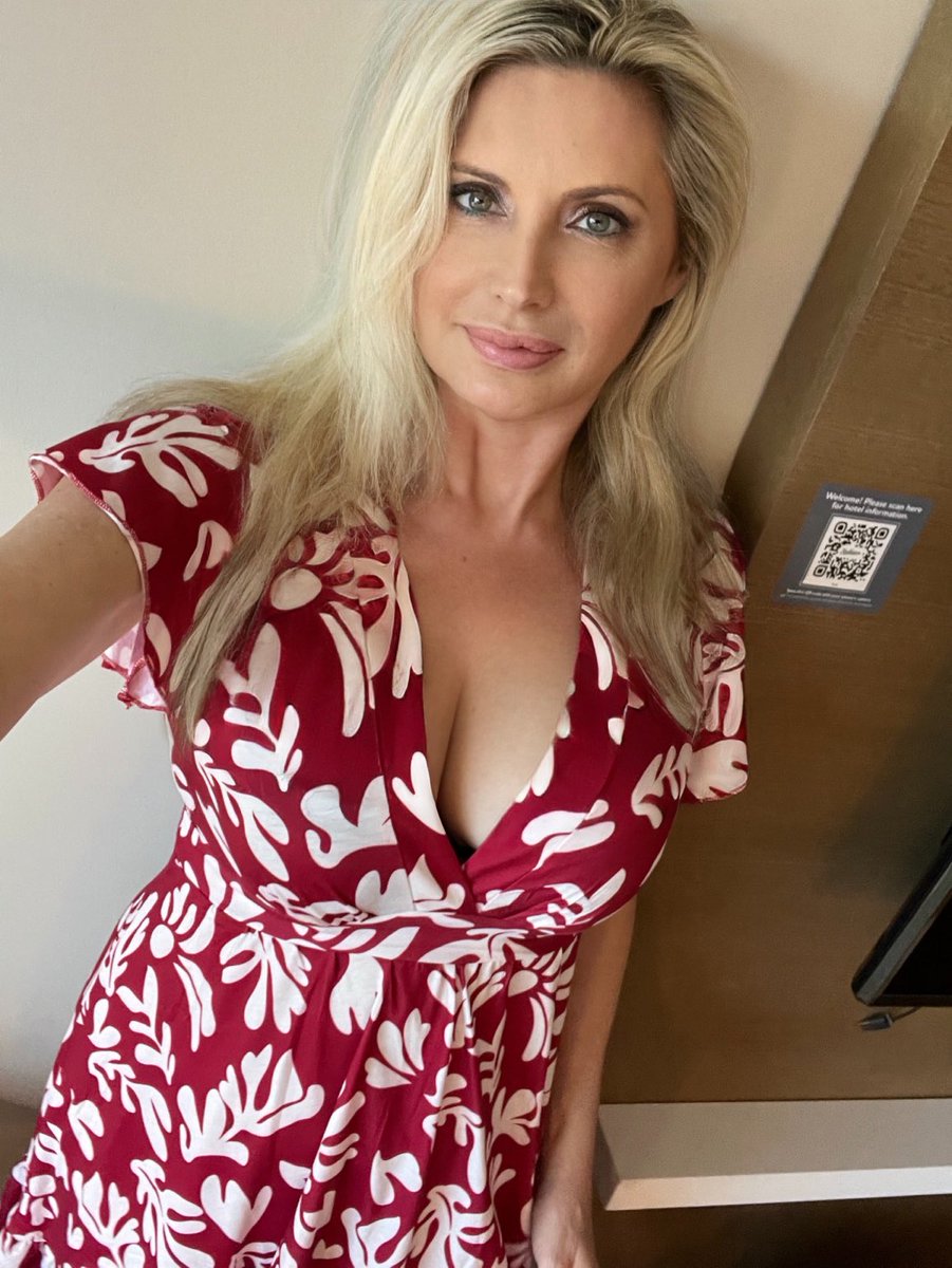 juliarivington1's tweet photo. Wishing you a wonderful and joyful start to your summer. ❤️☀️ https://t.co/2frtIayDsy