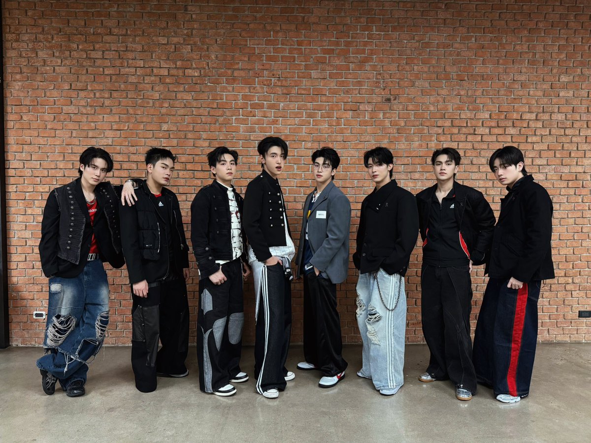 iz_theofficial's tweet photo. ไม่ได้กึง มันตึงเอง 😎

#รอบวันxiZ
#iZ https://t.co/Ppek1ZF7R3