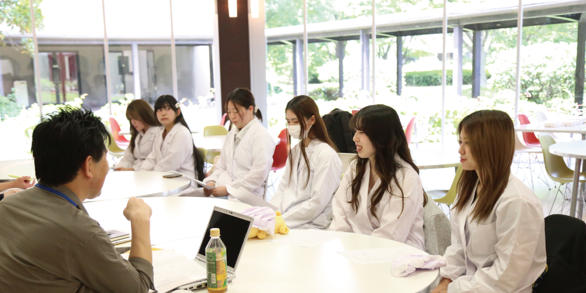 SOAI_univ's tweet photo. ＼相愛大学×京阪百貨店コラボ第12弾／

お正月に向けて、学生達のアイデアが詰まったおせち料理の開発が進んでいます🥰

先日は試食会を実施🍴
自分たちの意見をしっかり企業の方に伝え、より良いものが出��上がってきています。

完成が楽しみですね💫

#相愛大学 #管理栄養 #京阪百貨店 #おせち https://t.co/JFOcILTMCH