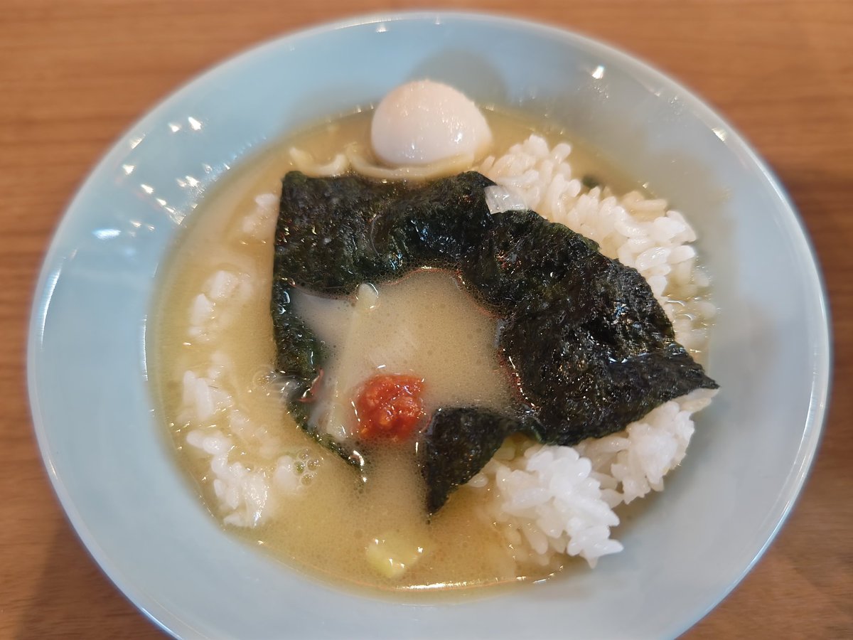 UNDERRIGHT7's tweet photo. 今日は代休で午前中東広島→岡山へ移動🏍️昼御飯は #町田商店 で塩豚骨ラーメン大＋ご飯を頂きました🙏安定の濃さにお腹が満たされます😊最後はいつものように雑炊でフィニッシュ😁完飲完食で完まくスタンプ頂きました😣健康診断を控えた69杯目🍜
#岡山市 https://t.co/wSNqGXLo8d