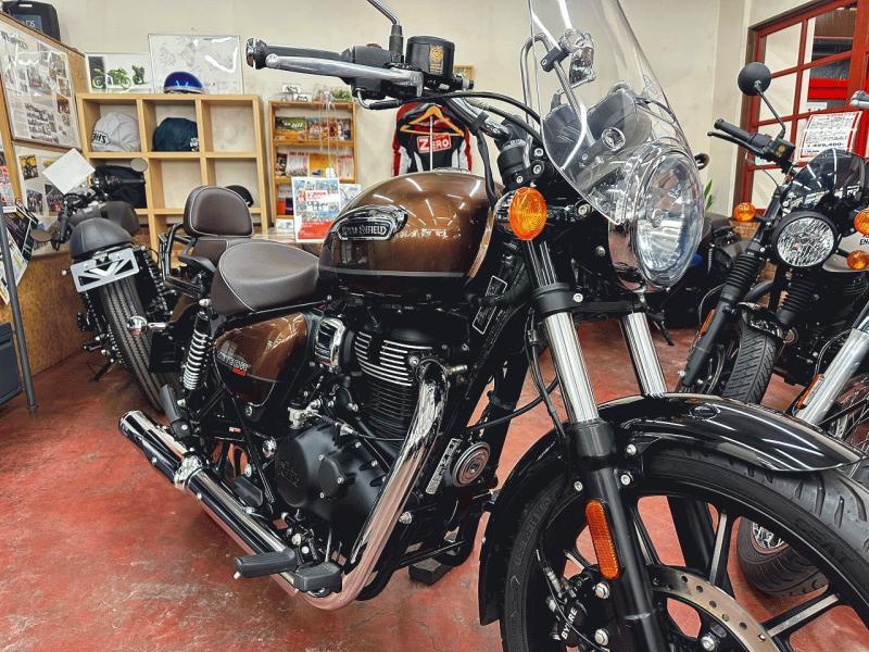 BikehouseZero's tweet photo. こちらは「メテオ350 スーパーノヴァ」！✨メテオシリーズの中でも、装備が充実した最上位グレードです。ウインドスクリーンやバックレストを標準装備しているので、風の負担を減らしながら、ゆったり快適にロングツーリングを楽しめます👍気になった方は #ロイヤルエンフィールドさいたま (バイクハウスゼロ浦和駒場店）📞048-886-8114 まで https://t.co/lm909vmyOJ