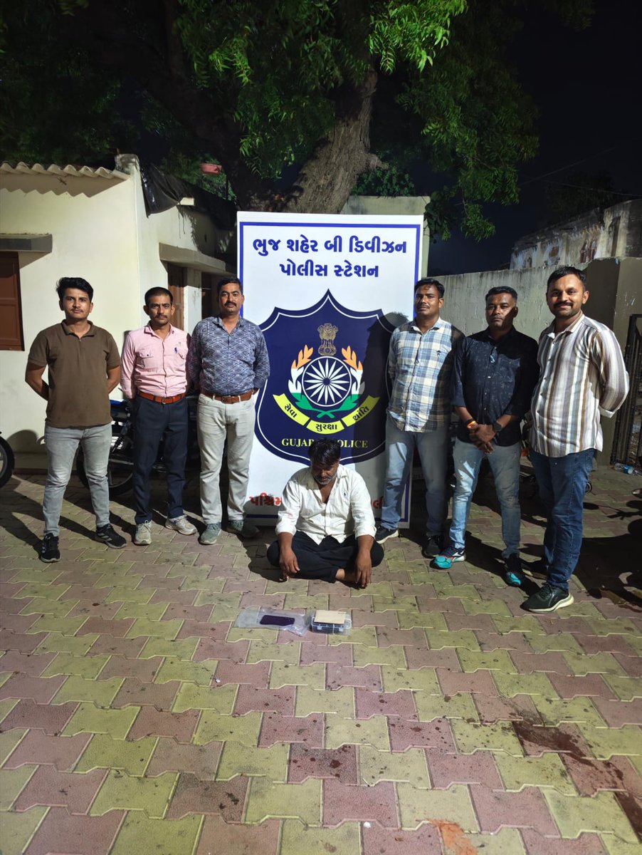 BenefitNews24's tweet photo. #Kutch
ભુજમાંથી 80 ગ્રામ ગાંજા સાથે શખ્સ ઝડપાયો
તોસિફ ઉર્ફે જંધો મામદ લાખા નામના શખ્સની ધરપકડ
ભુજ બી ડિવિઝન પોલીસે ગુનો નોંધી તપાસ હાથ ધરી
આરોપી સામે અગાઉ પણ નોંધાયા છે જુગાર અને NDPSના ગુના
#Bhuj #CannabisSeizure #NDPSAct #DrugCase #BhujPolice #CrimeNews #GujaratPolice #DrugBust
@SPWestKutch