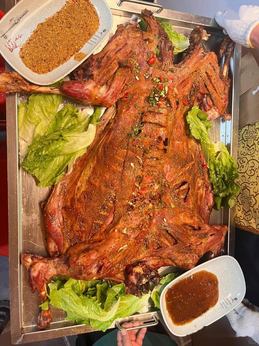 BoomVerve's tweet photo. 天花板现烤整只全羊!外皮焦脆软烂,干料酱汁双吃法,肉食党狂喜🐑
点赞 = 无肉不欢|转发 = 喊饭搭子|评论【烤羊】蹲更多新疆硬菜
This giant roasted lamb is top-tier Chinese BBQ
#烤全羊 #中餐美食 #bbqdad https://t.co/1cNAZL0RMW