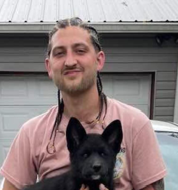 NatCon2022's tweet photo. Who could have possibly seen this one coming? 🤷‍♂️ 

One year ago today, police say Dakota Hallmark, 32, won a stack of cash in a dice game in Gadsden, AL.

He was then attacked and murdered by the other players.

Chrisshod Wallace, 22, is awaiting trial. https://t.co/HxdiJ72F01