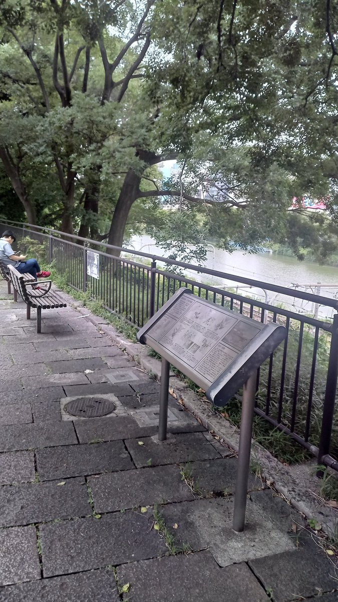 jokerman0513's tweet photo. 今日も今日とて、お堀端ウォーク。
これが大失敗。
気温は高くないけど、湿度が高くて、空気がまとわりつくよう。 https://t.co/bmHxk0iNkJ