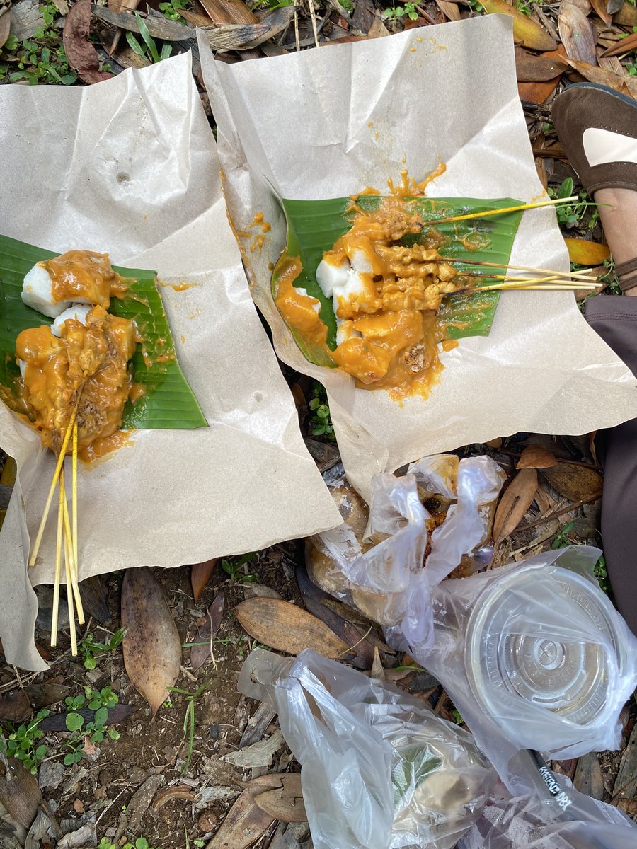 pujaaaa_da's tweet photo. Siaapa suka sate padang? 
Aku baru pertama kali ini makan sate padang 10k 1 bungkus gini. Enakss uga https://t.co/RczAsrEsBr