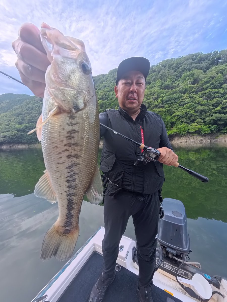 LakeTsukuiFG's tweet photo. 【7月の日程アップしてます】
木曜日のガイドはお初様を
ご案内でした。
この日も朝夕はラウダー
日中はディープでヘビキャロ＆ネコリグ
やはり木曜日…人が少ない（笑）です
ポイントにもすんなりはいれるし
移動もスイスイ
まじでオススメです！😆
釣果の方は
ゲスト様7匹
夕方のラウダーフィッシュは
最高でしたね。
私もサーチ中に55cmが事故りましてw
今年の梅雨は曇り天気多いので
トップウォーターチャンスありますね

ガイド来てみたいという方
数釣りたい方も
道具ないよって方も
ご安心ください😊
とりあえずお問い合わせください🙏
お電話（090-8942-5240）、DM、LINEが便利です↓↓↓

https://t.co/Ce6DFEi77I
（こちらからLINE登録できます）

#金井ガイド
#津久井湖
#金井塾
#OSP
#grassroots
#smith
#foxfire
