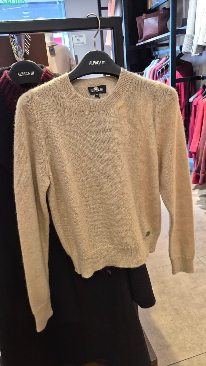 FayeAtomperu's tweet photo. Atom lleva puesto el regalo de la fan base Perú 🇵🇪 

Estamos muy felices de verla usar algo que fue comprado con tanto amor 🥺

Hecho 100% con lana de alpaca 🦙
#FayeAtom #AtomPariya https://t.co/BGKtyt3Xbq