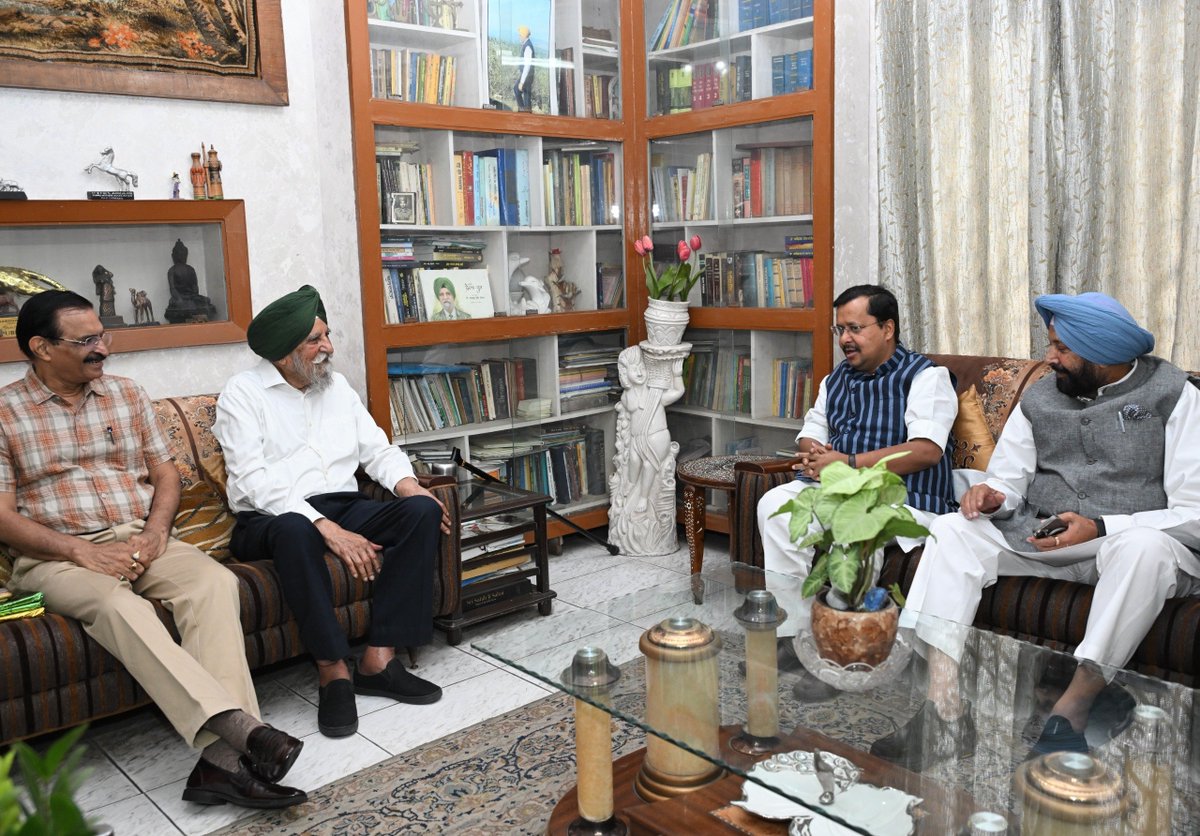 NitinNabin's tweet photo. पंजाब प्रवास के दौरान पद्म भूषण से सम्मानित प्रख्यात कृषि अर्थशास्त्री डॉ. सरदारा सिंह जोहल जी से उनके आवास पर मुलाकात की।

सरदारा सिंह जोहल जी देश के अग्रणी कृषि अर्थशास्त्रियों में से एक हैं। पंजाब कृषि विश्वविद्यालय के कुलपति एवं कृषि लागत एवं मूल्य आयोग (CACP) के अध्यक्ष के रूप में उन्होंने महत्वपूर्ण भूमिका निभाई तथा फसल विविधीकरण और कृषि सुधारों के माध्यम से देश की कृषि नीति को नई दिशा दी है।

इस दौरान पंजाब की कृषि व्यवस्था, किसानों से जुड़े मुद्दों, फसल विविधीकरण और कृषि क्षेत्र के समग्र विकास पर विस्तृत चर्चा हुई।

ਪੰਜਾਬ ਫੇਰੀ ਦੌਰਾਨ ਪਦਮ ਭੂਸ਼ਣ ਨਾਲ ਸਨਮਾਨਿਤ ਪ੍ਰਸਿੱਧ ਖੇਤੀਬਾੜੀ ਅਰਥਸ਼ਾਸਤਰੀ ਡਾ. ਸਰਦਾਰਾ ਸਿੰਘ ਜੋਹਲ ਜੀ ਨਾਲ ਉਨ੍ਹਾਂ ਦੇ ਨਿਵਾਸ ਸਥਾਨ 'ਤੇ ਮੁਲਾਕਾਤ ਕੀਤੀ।

ਸਰਦਾਰਾ ਸਿੰਘ ਜੋਹਲ ਜੀ ਦੇਸ਼ ਦੇ ਮੋਹਰੀ ਖੇਤੀਬਾੜੀ ਅਰਥਸ਼ਾਸਤਰੀਆਂ ਵਿੱਚੋਂ ਇੱਕ ਹਨ। ਪੰਜਾਬ ਖੇਤੀਬਾੜੀ ਯੂਨੀਵਰਸਿਟੀ ਦੇ ਉਪ-ਕੁਲਪਤੀ (ਵਾਈਸ ਚਾਂਸਲਰ) ਅਤੇ ਖੇਤੀਬਾੜੀ ਲਾਗਤਾਂ ਤੇ ਕੀਮਤਾਂ ਕਮਿਸ਼ਨ (CACP) ਦੇ ਚੇਅਰਮੈਨ ਵਜੋਂ ਉਨ੍ਹਾਂ ਨੇ ਮਹੱਤਵਪੂਰਨ ਭੂਮਿਕਾ ਨਿਭਾਈ ਅਤੇ ਫ਼ਸਲੀ ਵਿਭਿੰਨਤਾ ਤੇ ਖੇਤੀਬਾੜੀ ਸੁਧਾਰਾਂ ਦੇ ਮਾਧਿਅਮ ਰਾਹੀਂ ਦੇਸ਼ ਦੀ ਖੇਤੀਬਾੜੀ ਨੀਤੀ ਨੂੰ ਨਵੀਂ ਦਿਸ਼ਾ ਦਿੱਤੀ ਹੈ।

ਇਸ ਦੌਰਾਨ ਪੰਜਾਬ ਦੀ ਖੇਤੀਬਾੜੀ ਵਿਵਸਥਾ, ਕਿਸਾਨਾਂ ਨਾਲ ਜੁੜੇ ਮੁੱਦਿਆਂ, ਫ਼ਸਲੀ ਵਿਭਿੰਨਤਾ ਅਤੇ ਖੇਤੀਬਾੜੀ ਖੇਤਰ ਦੇ ਸਰਵਪੱਖੀ ਵਿਕਾਸ 'ਤੇ ਵਿਸਤ੍ਰਿਤ ਚਰਚਾ ਹੋਈ।