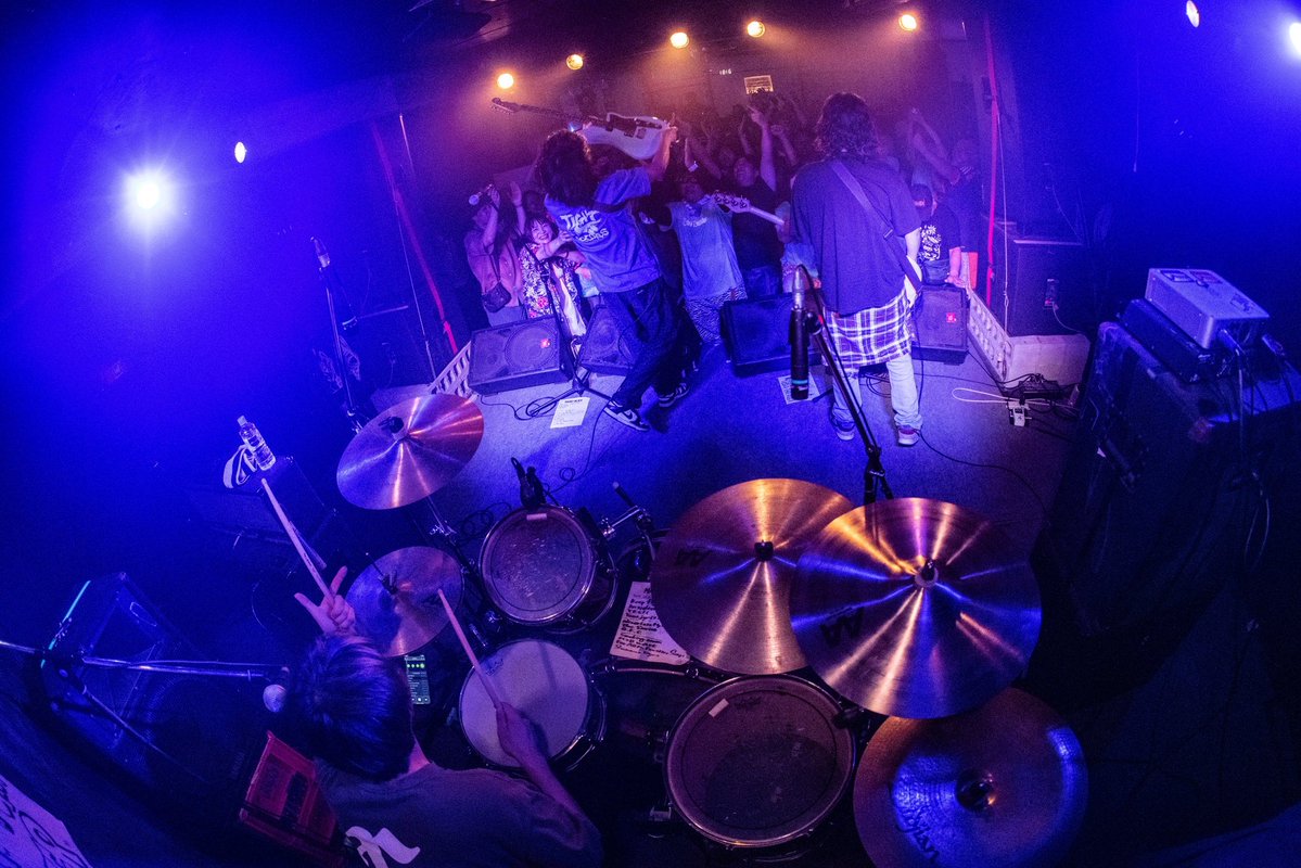 shinatom's tweet photo. KEEP TIGHT FOREVER
昼の下北沢SHELTERと沖縄OUTPUT
ありがとうございました！
凄かった！！めちゃくちゃ楽しかった！
バンドもお客さんも全員の全てを楽しもうとしてるグルーヴが凄かった！

そして人生初の沖縄最高！！！ https://t.co/f9geRfSyxx