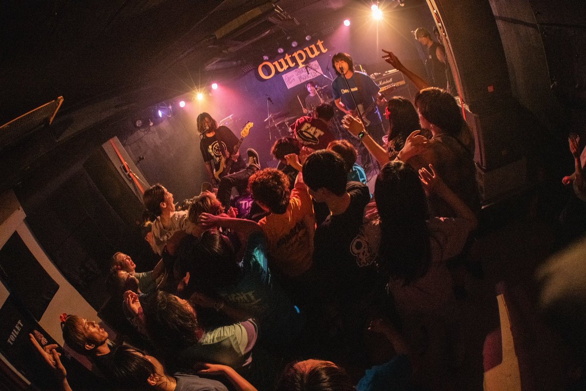 shinatom's tweet photo. KEEP TIGHT FOREVER
昼の下北沢SHELTERと沖縄OUTPUT
ありがとうございました！
凄かった！！めちゃくちゃ楽しかった！
バンドもお客さんも全員の全てを楽しもうとしてるグルーヴが凄かった！

そして人生初の沖縄最高！！！ https://t.co/f9geRfSyxx