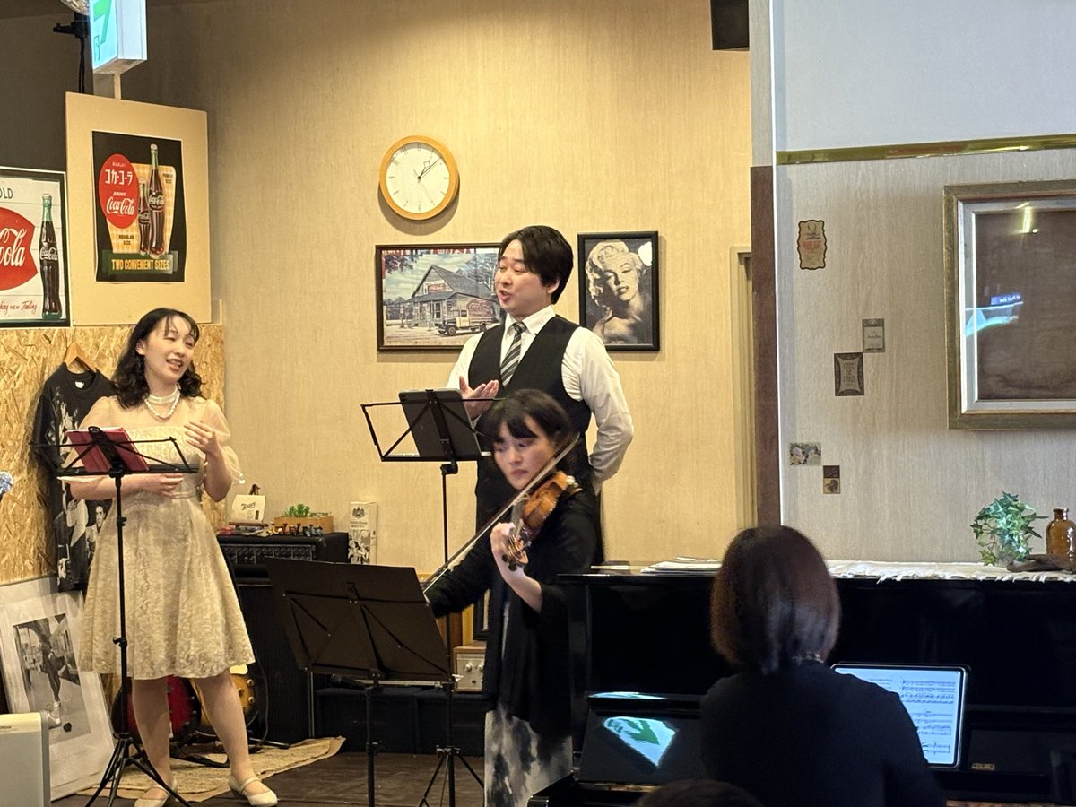 office_terazawa's tweet photo. #ピロス音楽の日

カラオケ屋さんでロビーコンサート開催なんて本邦初でしょう！

しかも、クラシック、ジャズの生演奏🎻

特に、声楽のお二人の歌声は、店外にも響くくらいの迫力！

次回は、若い方々にも聴いていただきたい♪

出演者の方々、ピロスクルーの皆様、素敵な時間をありがとう！ https://t.co/LyCgnaPKxA