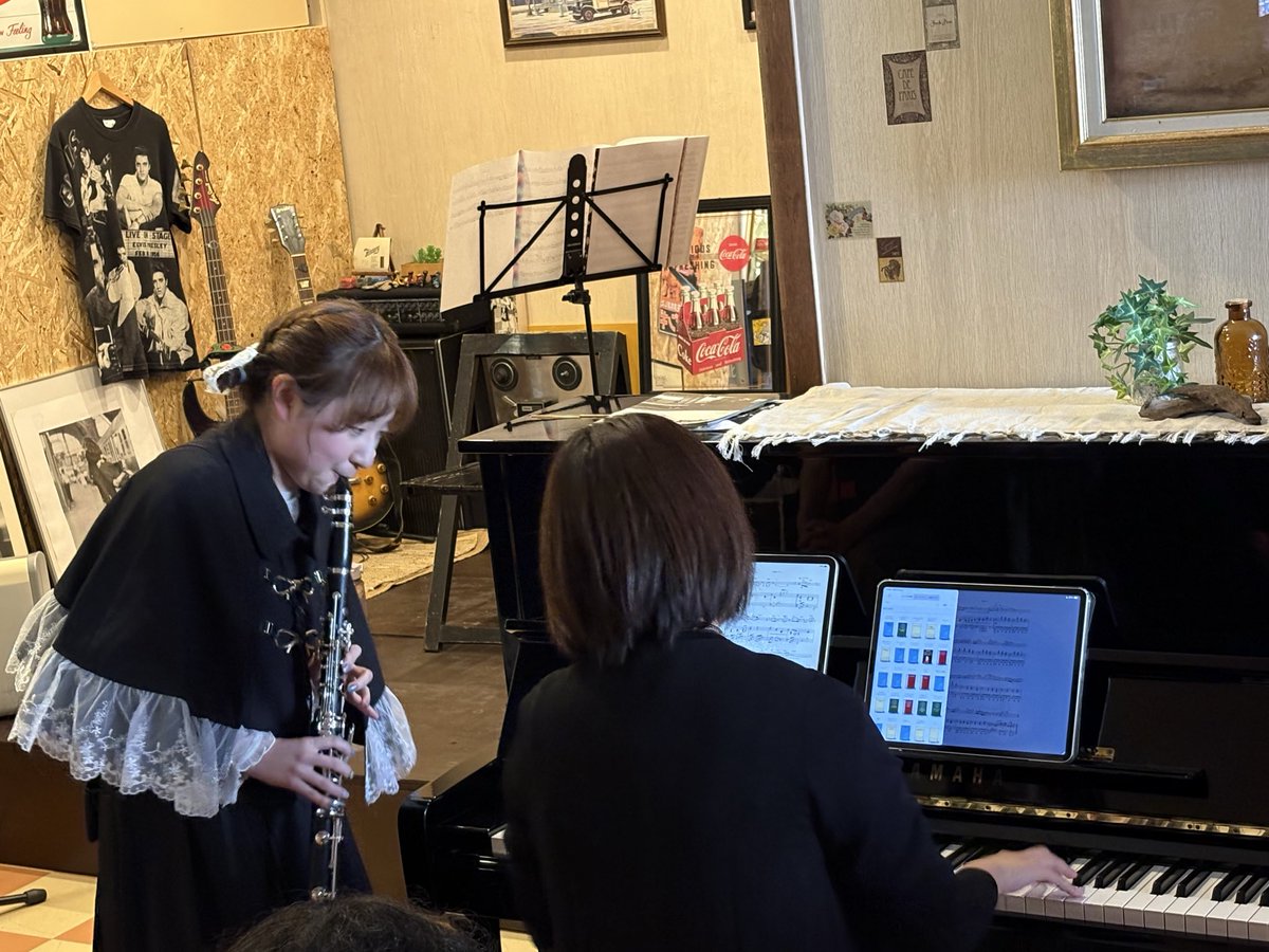 office_terazawa's tweet photo. #ピロス音楽の日

カラオケ屋さんでロビーコンサート開催なんて本邦初でしょう！

しかも、クラシック、ジャズの生演奏🎻

特に、声楽のお二人の歌声は、店外にも響くくらいの迫力！

次回は、若い方々にも聴いていただきたい♪

出演者の方々、ピロスクルーの皆様、素敵な時間をありがとう！ https://t.co/LyCgnaPKxA