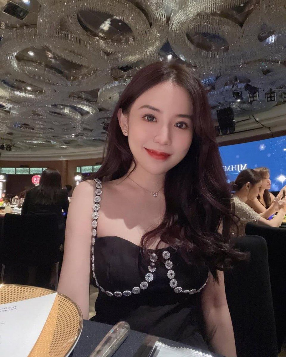 ananluluanan's tweet photo. 今晚參加閨蜜婚宴
遇到一個設計師🥸
說想要為我量身定制一雙適合我的高跟鞋👠
是不是運氣有點好😍😍🥰🥰🥰 https://t.co/Awmwds1edQ
