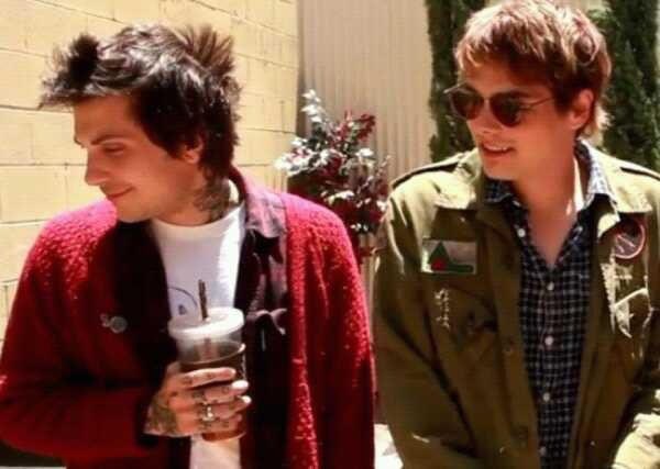 wingsandbees's tweet photo. gente??? eu nunca tinha visto essa foto??? 

agora alguém me escreve uma fic com eles na era dessa foto por favor https://t.co/HlE8G8vME1