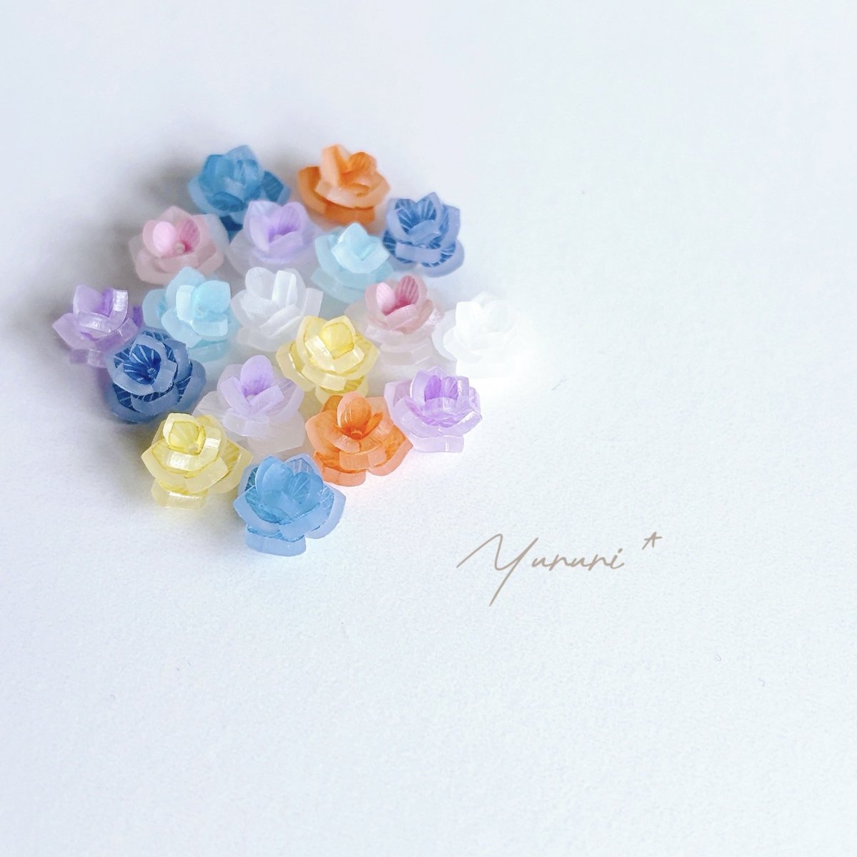 ooo_Yururi_ooo's tweet photo. 小さなバラ🥀
再販カラーと新色も

　　𝚌𝚘𝚖𝚒𝚗𝚐 𝚜𝚘𝚘𝚗.｡.:*・ﾟ

#ハンドメイド好きさんと繋がりたい 
#制作進捗 https://t.co/3F1SR95X3s