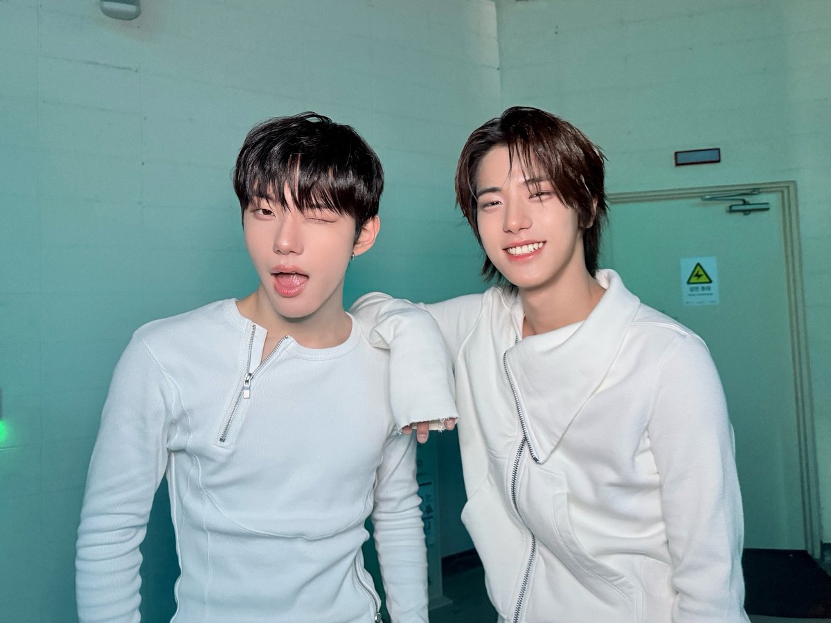 k08x07s's tweet photo. 형이 동생 어깨에 기대는게 
달멍 기본𝑷𝑶𝑺𝑬라니… https://t.co/Gt3WcNfZ29