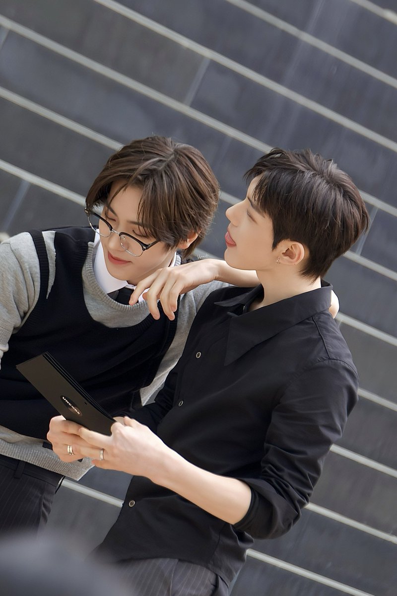 k08x07s's tweet photo. 형이 동생 어깨에 기대는게 
달멍 기본𝑷𝑶𝑺𝑬라니… https://t.co/Gt3WcNfZ29