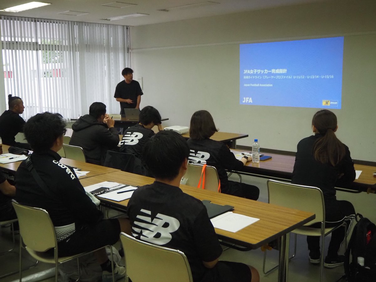 tohokufa's tweet photo. 東北地域の女子トレセンスタッフ研修会も行っており、JFA女子ユース育成ダイレクター鈴木氏、JFAコーチ女子東日本統括仲野氏によるレクチャーが行われました。

参加スタッフ・選手は↓
https://t.co/VaQ5VI3mxC

#THFA
#東北サッカー協会
#東北トレセン女子U1413
#newbalance
#ニューバランス https://t.co/tNihu4S06V
