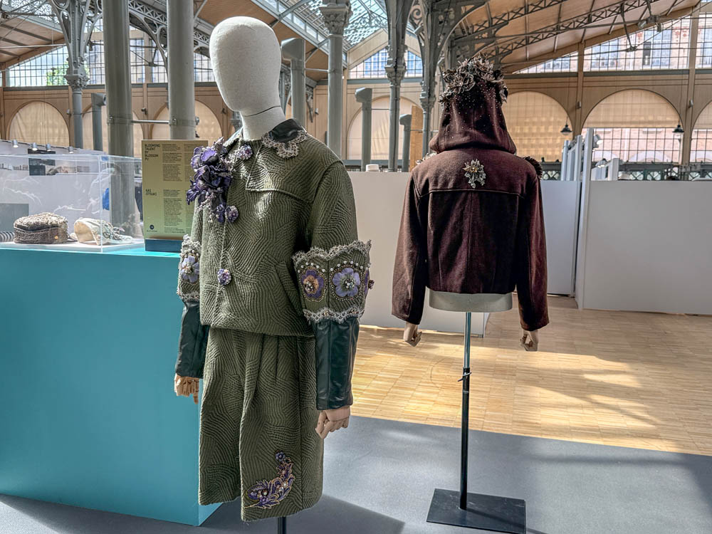 fashionjp's tweet photo. 【新着】世界が注目するパリの素材見本市プレビュー展で、#文化服装学院 出身のアーティスト・ #大槻嘉己 のクリエイションにスポットライト✨🇫🇷
🔗https://t.co/hAEI2wliNh

刺繍と造花を融合させ、伝統工芸を現代的に再解釈した斬新なクリエイションを現地からレポート。
 @bunka_fc https://t.co/lg2Uc4RvyE