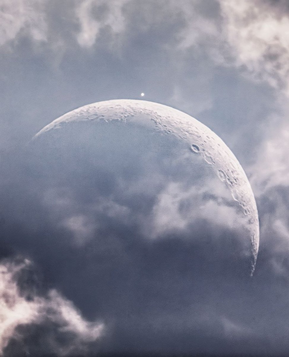 MeteoBarrufet's tweet photo. Bon dia! Com sempre, Venus brillava fort el 17 de juny, però durant una estona va quedar ocult rera la Lluna. A la Colúmbia Britànica, l’ocultació es va veure de dia i Venus va reaparèixer entre els núvols. No és un muntage, és una foto feta per Robert Nemiroff i Terry Bonnell. https://t.co/5UuFcStVeX