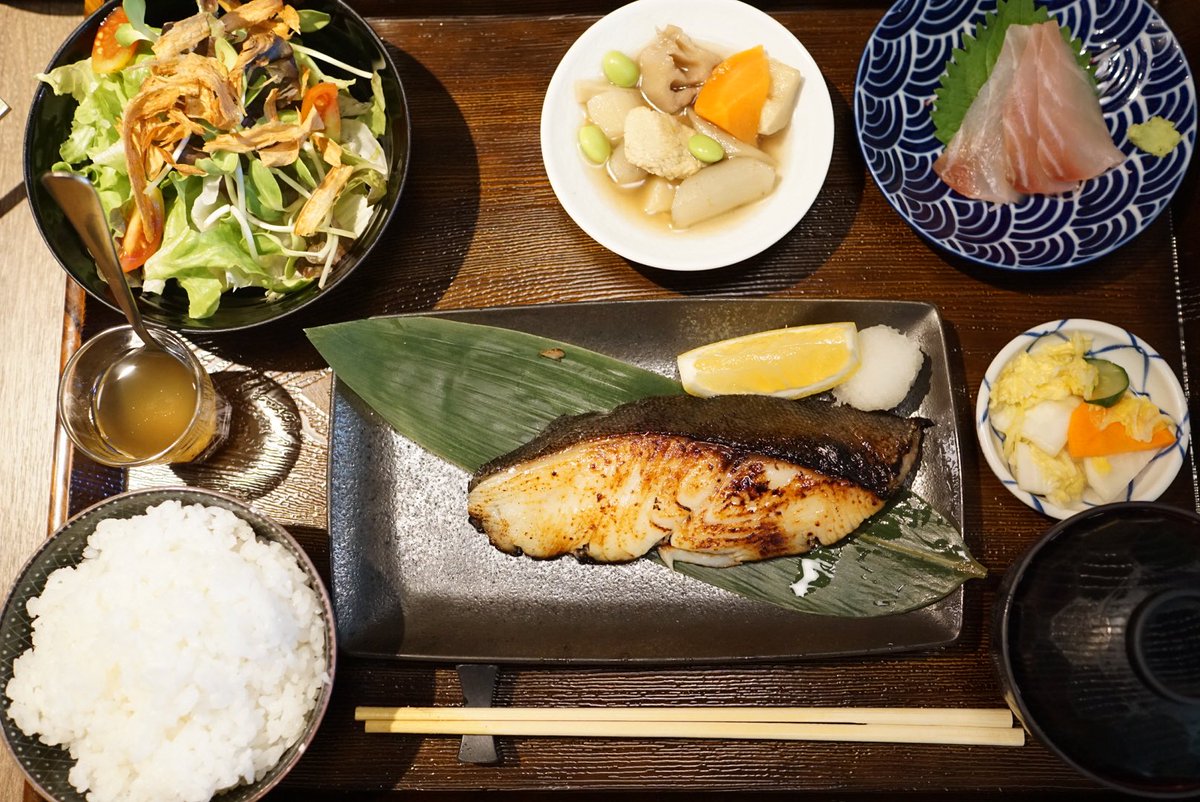 LittleBirbMame's tweet photo. มีอีกร้านค่ะ ขายๆๆ 5555

Gen Japanese Charcoal Grill อร่อยทุกอย่าง Set กลางวันไม่แพง เติมข้าวได้ 1 รอบ เริ่มต้น 300-400 บาท พวกเมนูย่างถ่านคือดี หอม ความสุกแบบ Perfect ปลาดิบก็ดี ถือว่าคุ้มมากๆ

ละเค้าไม่จ้างอินฟลูมาอวย แต่ตอนเที่ยงเต็ม คนญี่ปุ่น 70%

อยู่ รร Sotetsu fresa อโศก https://t.co/5YuZqgvBDD
