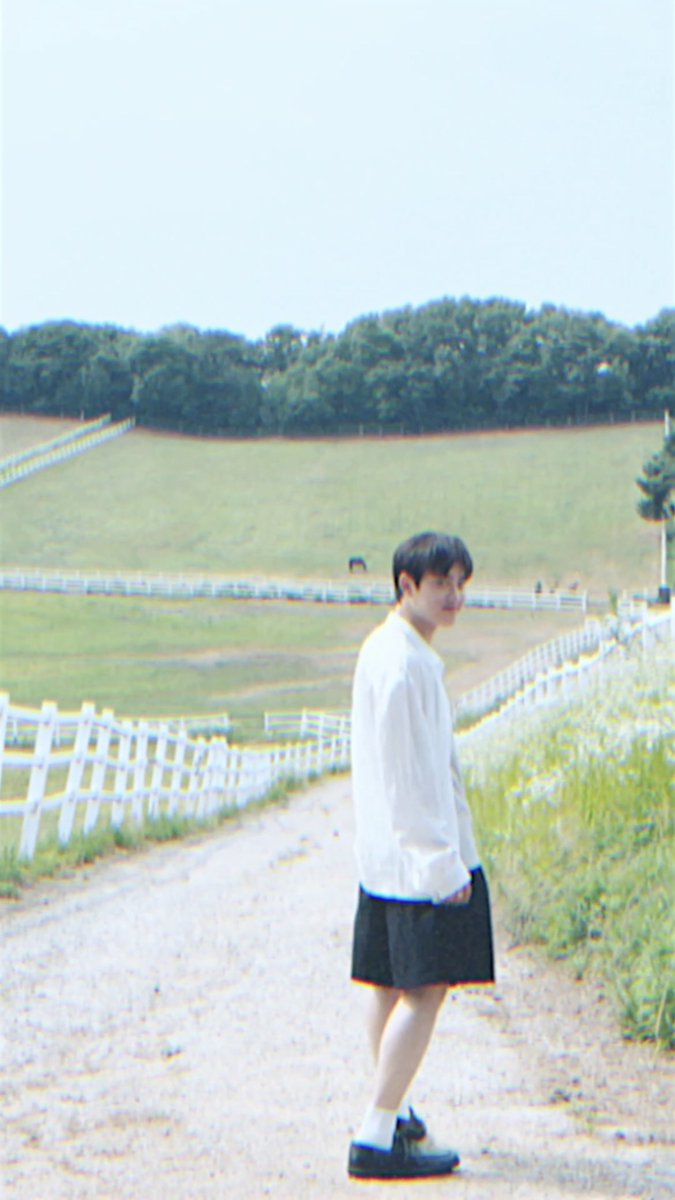 _kyungsooft's tweet photo. its blurred but i can see his little smile 🥹 https://t.co/9zrJzuG9We