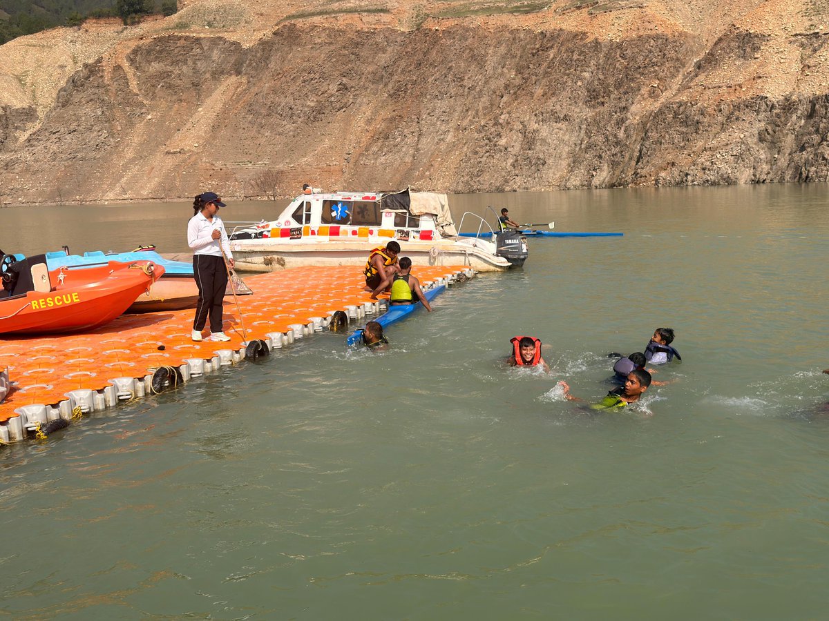 ITBP_official's tweet photo. 60 local children are undergoing Water Sports Training at WSAI, Tehri under the guidance of Northern Frontier #ITBP. Through Canoeing, Rowing &amp; Kayaking, they are developing skills, confidence, discipline and teamwork while embracing the spirit of sportsmanship.🇮🇳
#Himveers https://t.co/IbUBw1KScm