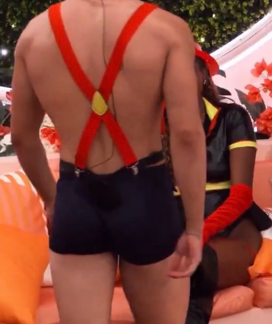 theKCchasers's tweet photo. The boys got a fat ass #loveislandUSA https://t.co/npf8j71LJ7