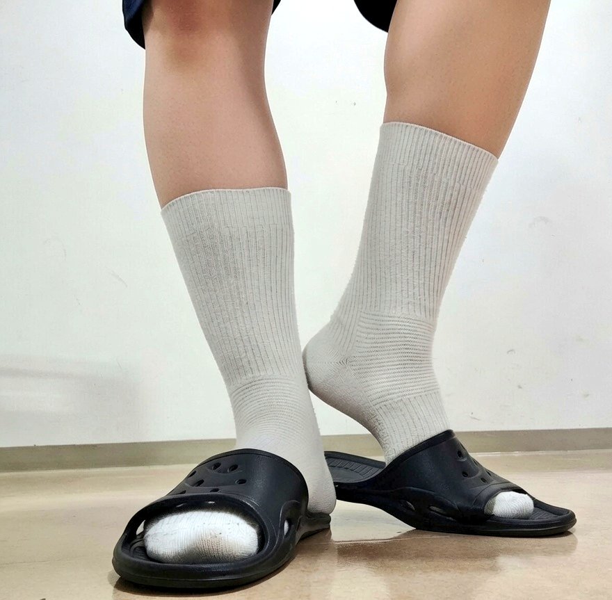 unveiled357's tweet photo. こんにちは！
仕事用の #白ソックス ですが、プライベートでも同じのを愛用しています。
最近は夜も蒸し暑いので近所のコンビニまでこのスタイルで行ったりしています。
サンダルなので足首のパール編み部分が目立つかな。
#スクールソックス

※足の毛は画像編集で消してます https://t.co/DoOetyNbSE