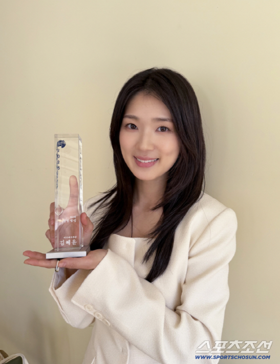celeb_champ's tweet photo. [광고안내]

스포츠조선과 함께하는
2025 청룡랭킹 하반기 결산
🏆최고의 여자배우🏆

💝#김혜윤💝

기사보기🗞️https://t.co/FPDNc2Mx70

----------

[AD NOTICE]
2025 Blue Dragon Ranking — 2nd Half Wrap-Up, with Sports Chosun

🏆Best Actor (Female)🏆
💝#KimHyeyoon💝

Read the article 🗞️
https://t.co/FPDNc2Mx70