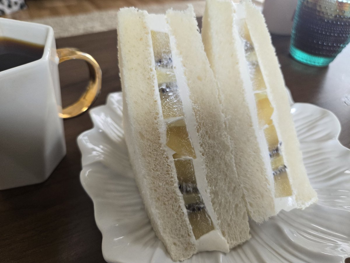 pyonchan0000's tweet photo. パンが分厚いからクリーム多めにできなかった🤣
キウイのフルーツサンド🤗💓 https://t.co/dYbPfoLLwj