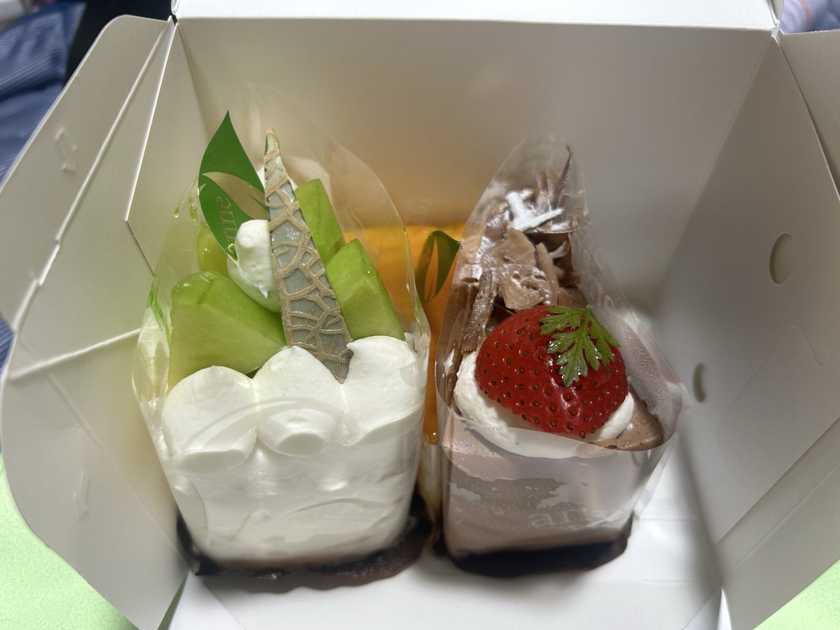mogi332's tweet photo. 毎月ショートケーキの日って事で今回は、お菓子の工房アンさんにしたよ。　メロン撮る前に倒してしまった😭　#お菓子の工房アン大谷店  #生チョコショート　#ふわとろベイクドチーズ　#スペシャルメロンショート　#毎月ショートケーキの日部2 #毎月ショートケーキの日部 https://t.co/rSLucQn0cK