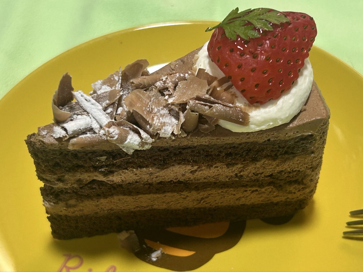 mogi332's tweet photo. 毎月ショートケーキの日って事で今回は、お菓子の工房アンさんにしたよ。　メロン撮る前に倒してしまった😭　#お菓子の工房アン大谷店  #生チョコショート　#ふわとろベイクドチーズ　#スペシャルメロンショート　#毎月ショートケーキの日部2 #毎月ショートケーキの日部 https://t.co/rSLucQn0cK