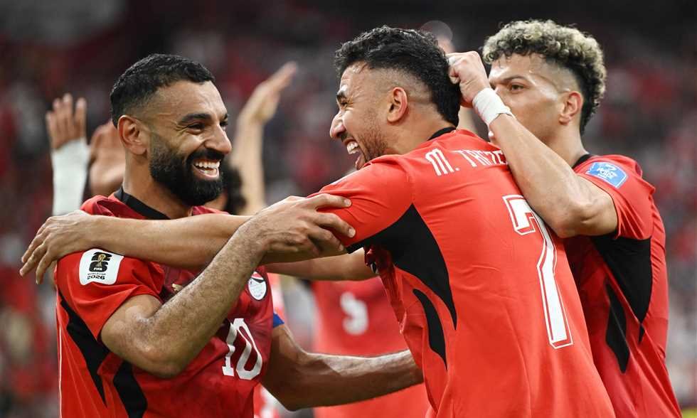 islam_colombia's tweet photo. أرقام من فوز منتخب مصر الأول في كأس العالم بعد التفوق على نيوزيلندا 3-1

لأول مرة يسجل منتخب مصر 3 أهداف في مباراة واحدة بكأس العالم بعدما اكتفى بتسجيل 6 أهداف في 3 نسخ سابقة.

أصبح منتخب مصر أول فريق إفريقي يحول تأخره لفوز في كأس العالم منذ فوز تونس على بنما في 2018.

أصبح منتخب مصر عاشر منتخب إفريقي يحقق فوزا في كأس العالم بعد تونس والمغرب والجزائر والكاميرون ونيجيريا والسنغال وجنوب إفريقيا وغانا وكوت ديفوار.

حسام حسن أول مدرب إفريقي يحقق الفوز كلاعب وكمدرب في البطولات الكبرى (كأس عالم وكأس أمم إفريقيا).

أصبح صلاح أكبر لاعب إفريقي يسجل ويصنع هدفا في مباراة واحدة بكأس العالم بعمر 34 عاما و7 أيام وفقا للإحصائيات منذ 1966.

وأصبح صلاح أكبر لاعب يسجل لمنتخب مصر في كأس العالم بعمر 34 عاما و7 أيام متفوقا على مجدي عبد الغني صاحب الـ 30 عاما و320 يوما في 1990.

كما بات أكثر لاعب يساهم تهديفيا بقميص منتخب مصر في كأس العالم برصيد 5 مساهمات بتسجيل 3 أهداف وصناعة 2.

ورفع صلاح رصيده التهديفي بقميص منتخب مصر لـ 66 هدفا بفارق هدفين عن حسام حسن هداف مصر التاريخي وقائد الفراعنة.

وبات صلاح أكثر لاعب ساهم في تسديدات بنفس المباراة في كأس العالم 2026 برصيد 10 مساهمات (سدد 5 مرات وصنع 5 فرص).

منذ 2018 لم يخسر منتخب مصر أي مباراة سجل فيها محمد صلاح (فاز في 22 وتعادل في 2)

أصبح مصطفى زيكو أول لاعب في تاريخ منتخب مصر يسجل ويصنع هدفا في مباراة واحدة في كأس العالم، بعدما سجل الأول وصنع الث��ني، وسرعان ما كرر محمد صلاح الرقم بعدما سجل الهدف الثاني وصنع الهدف الثالث لصالح تريزيجيه.

ارتفع رصيد هدافي منتخب مصر في كأس العالم لـ 6 لاعبين

محمد صلاح – 3 أهداف (2 في 2018 و1 في 2022)
عبد الرحمن فوزي – هدفان (1934)
مجدي عبد الغني – هدف واحد (1990)
إمام عاشور – هدف واحد (2026
مصطفى زيكو – هدف واحد (2026)
تريزيجيه – هدف واحد (2026)

أصبح محمد صلاح وتريزيجيه أكثر اللاعبين المصريين مشاركة في كأس العالم برصيد 4 مباريات.
وشارك صلاح في مباراتين في 2018 ومثلهما في 2022، بينما شارك تريزيجيه في 3 مباريات في 2018 ومباراة واحدة في 2026.

وأصبح تريزيجيه أول لاعب بديل في تاريخ منتخب مصر يسجل في كأس العالم.

أصبح حمزة عبد الكريم أصغر لاعب إفريقي يحقق فوز مع منتخب بلاده في كأس العالم بعمر 18 عاما و171 يوما.