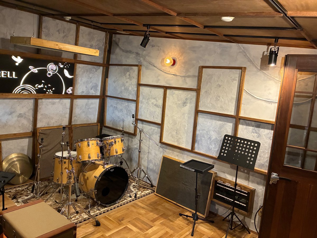StericaliStudio's tweet photo. 51年続いたカフェを継承し、やっと正式な再スタートです。
カフェレストファーレル→レコーディングスタジオファーレル

名古屋市名鉄神宮前駅から徒歩2分にオープン。よろしくお願いします！ https://t.co/4QTIhTB4vb
