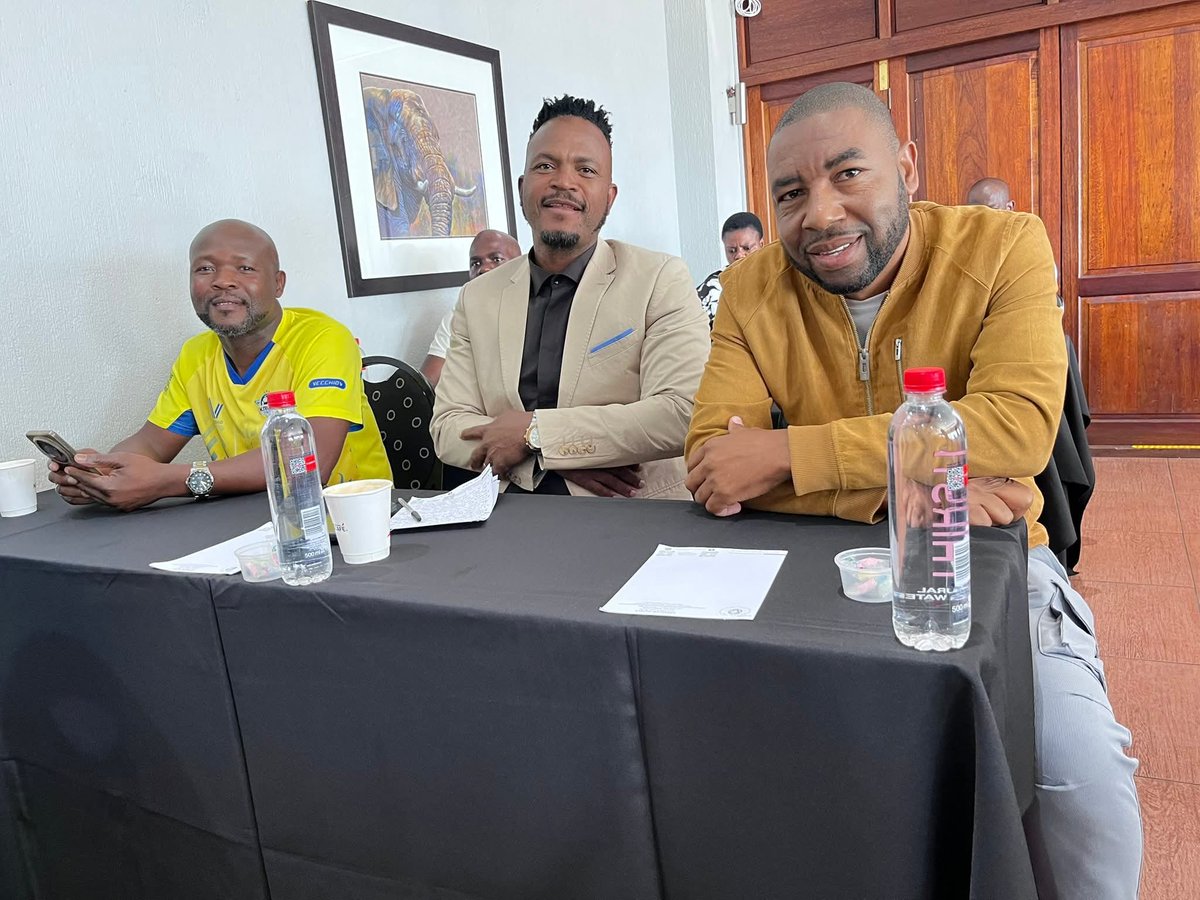 realMadumane's tweet photo. We Are Live @ligwalagwalafm Presenting #KusileMzansiBreakfastShow Alibe Lihle Libe Nemphumelelo Leliviki Kuwe https://t.co/6Yjl7qZ05p