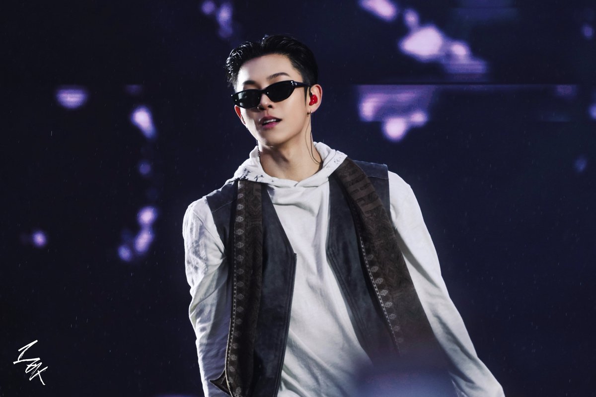 Luxury7Kitchen's tweet photo. 260620 Super Concert

#률 #김률 #롱샷 
#RYUL #LNGSHOT https://t.co/rNThJWVEMp