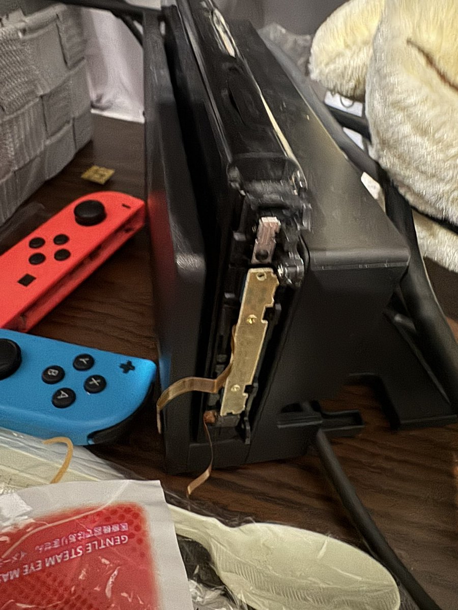 _extremelybad's tweet photo. 朝起きたらSwitchが爆撃受けたみたいにボロボロになってた
ほんとに記憶ない https://t.co/GwSZVaktY5