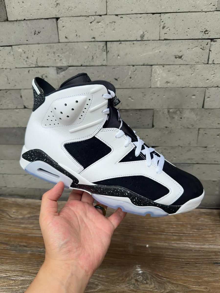 JustFreshKicks's tweet photo. IN HAND LOOK: Air Jordan 6 Retro "Oreo" 🖤🥛

🗓️ August 22nd https://t.co/4JOFCkArgd